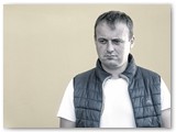 15 Szigorú tekintetű idegenvezetőnk - István